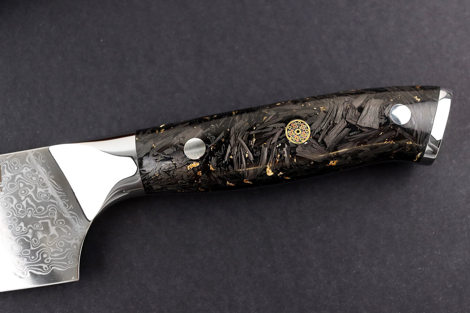 Couteau kiritsuke Wusaki Sakin Damas 10Cr 20cm manche en fibre de carbone et feuille d'or