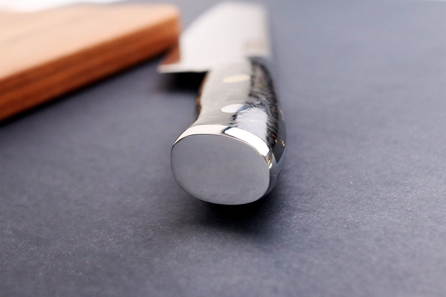 Couteau kiritsuke Wusaki Sakin Damas 10Cr 20cm manche en fibre de carbone et feuille d'or