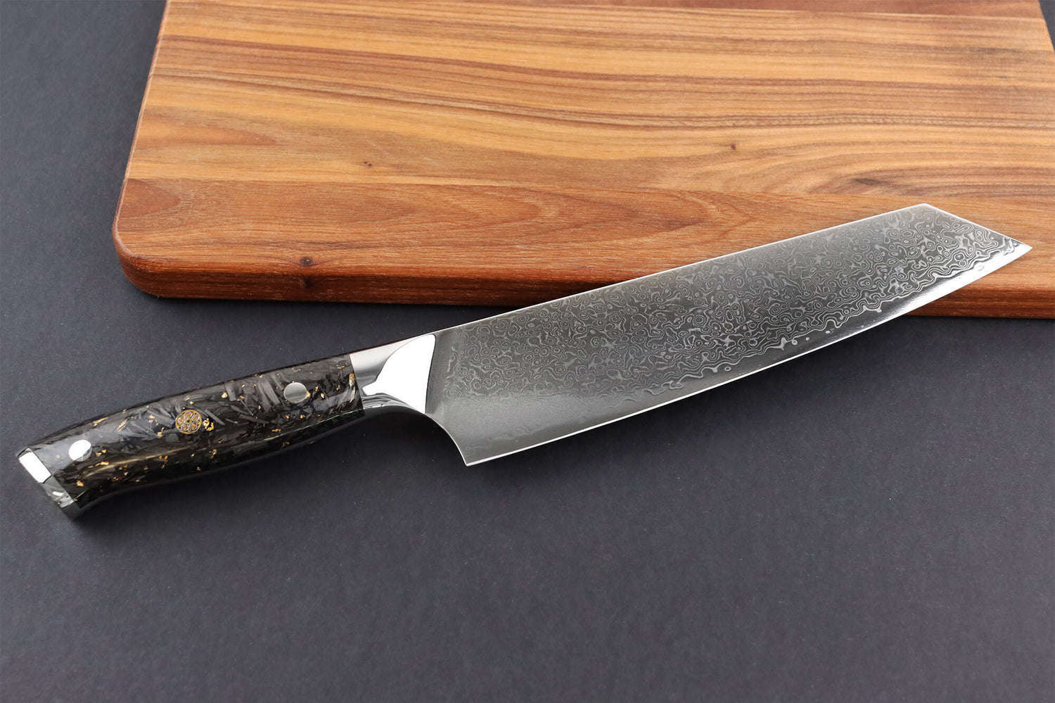 Couteau kiritsuke Wusaki Sakin Damas 10Cr 20cm manche en fibre de carbone et feuille d'or