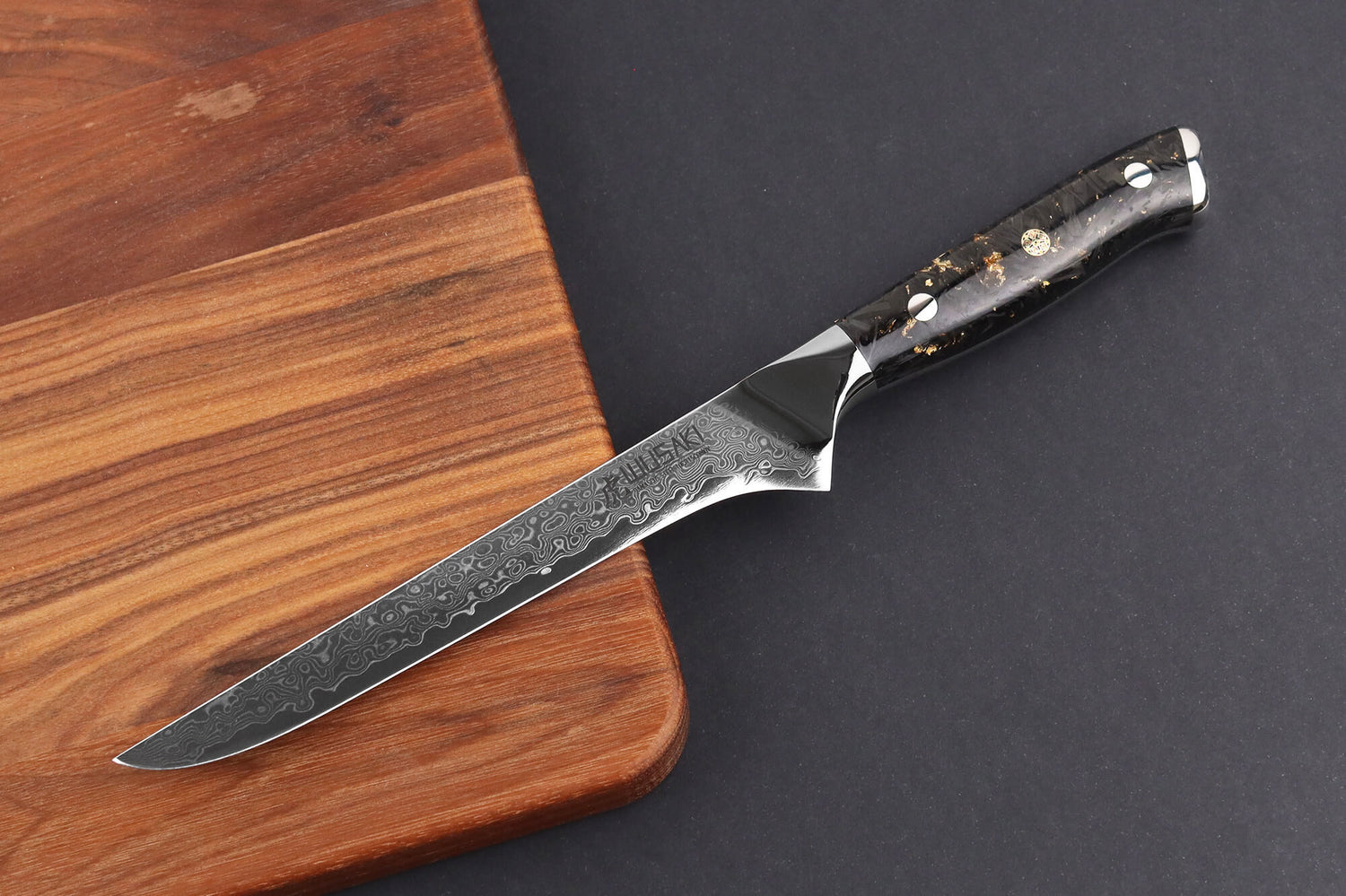 Couteau à désosser Wusaki Sakin Damas 10Cr 15cm manche en fibre de carbone et feuille d'or