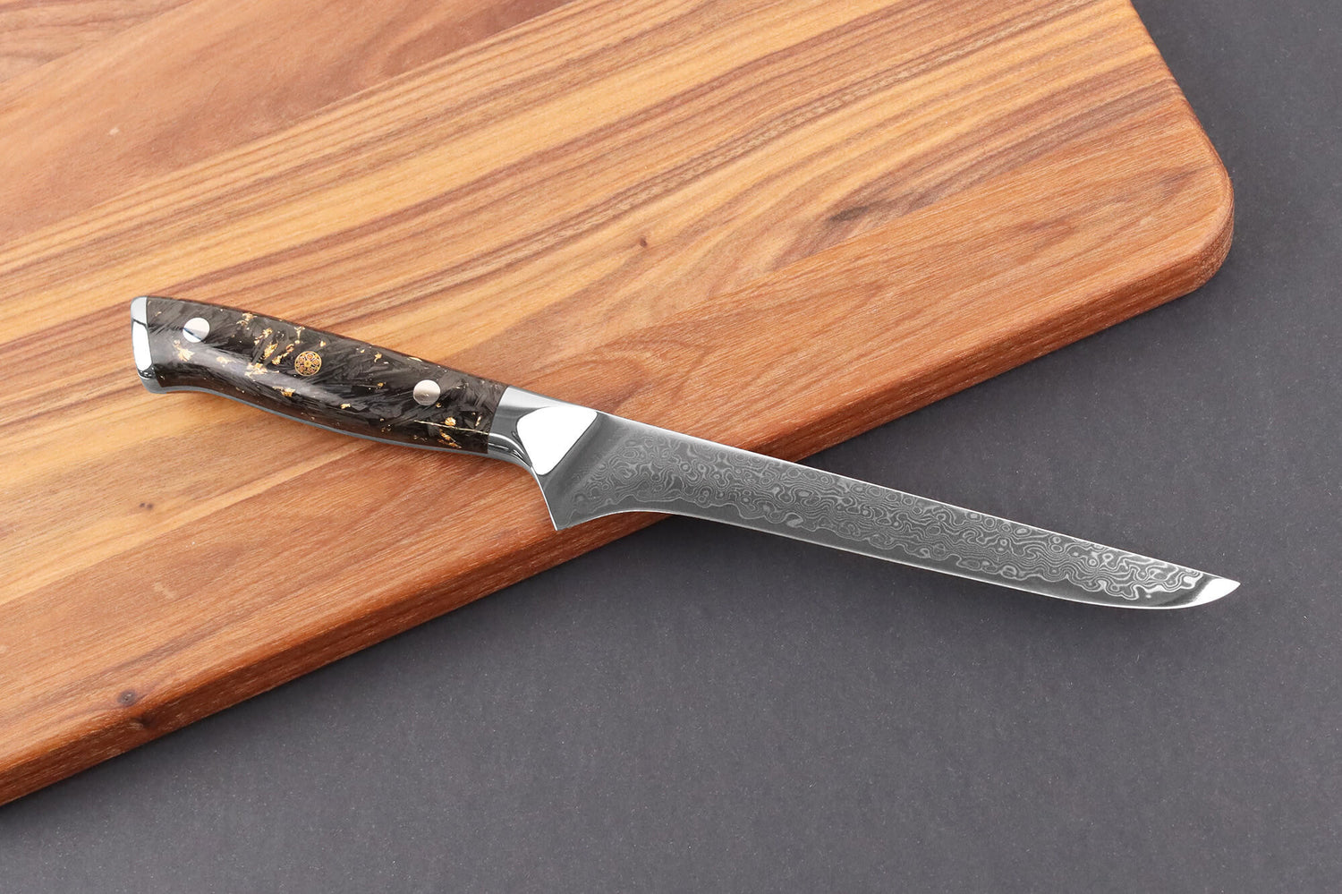 Couteau à désosser Wusaki Sakin Damas 10Cr 15cm manche en fibre de carbone et feuille d'or