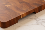 Planche à découper Wusaki bois d'acacia damier pieds antidérapants 40 x 28,5 x 2,5cm