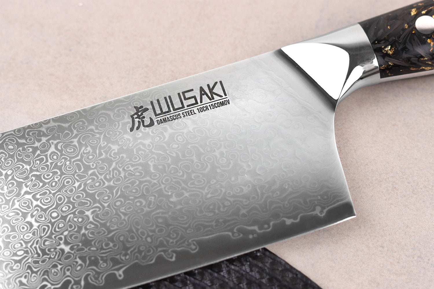 Couteau de chef chinois Wusaki Sakin Damas 10Cr 19cm manche en fibre de carbone et feuille d'or