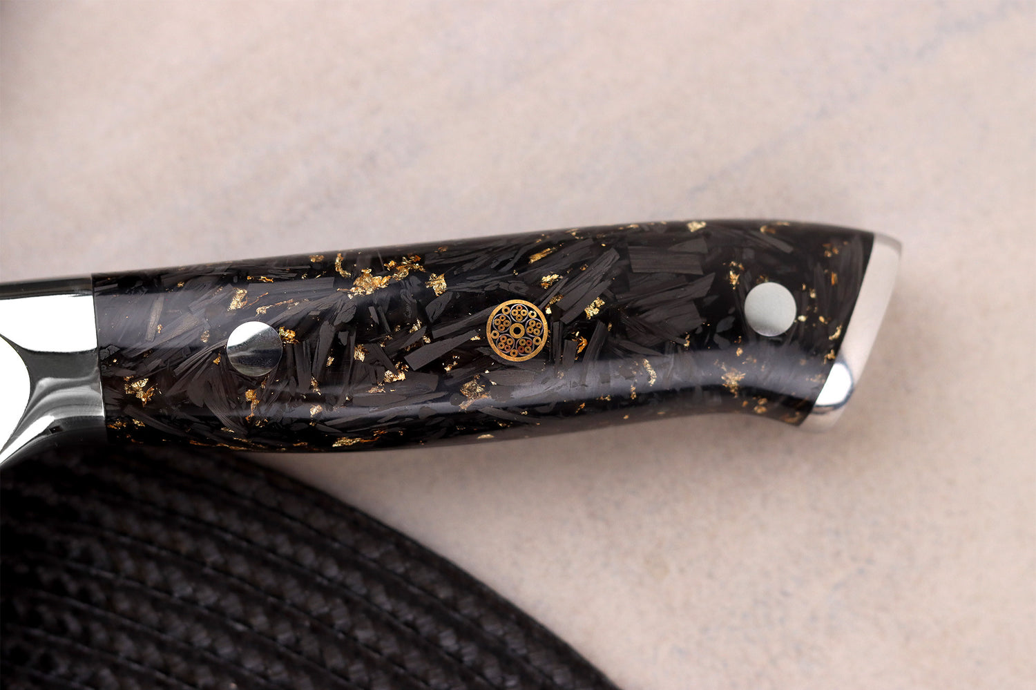 Couteau de chef chinois Wusaki Sakin Damas 10Cr 19cm manche en fibre de carbone et feuille d'or