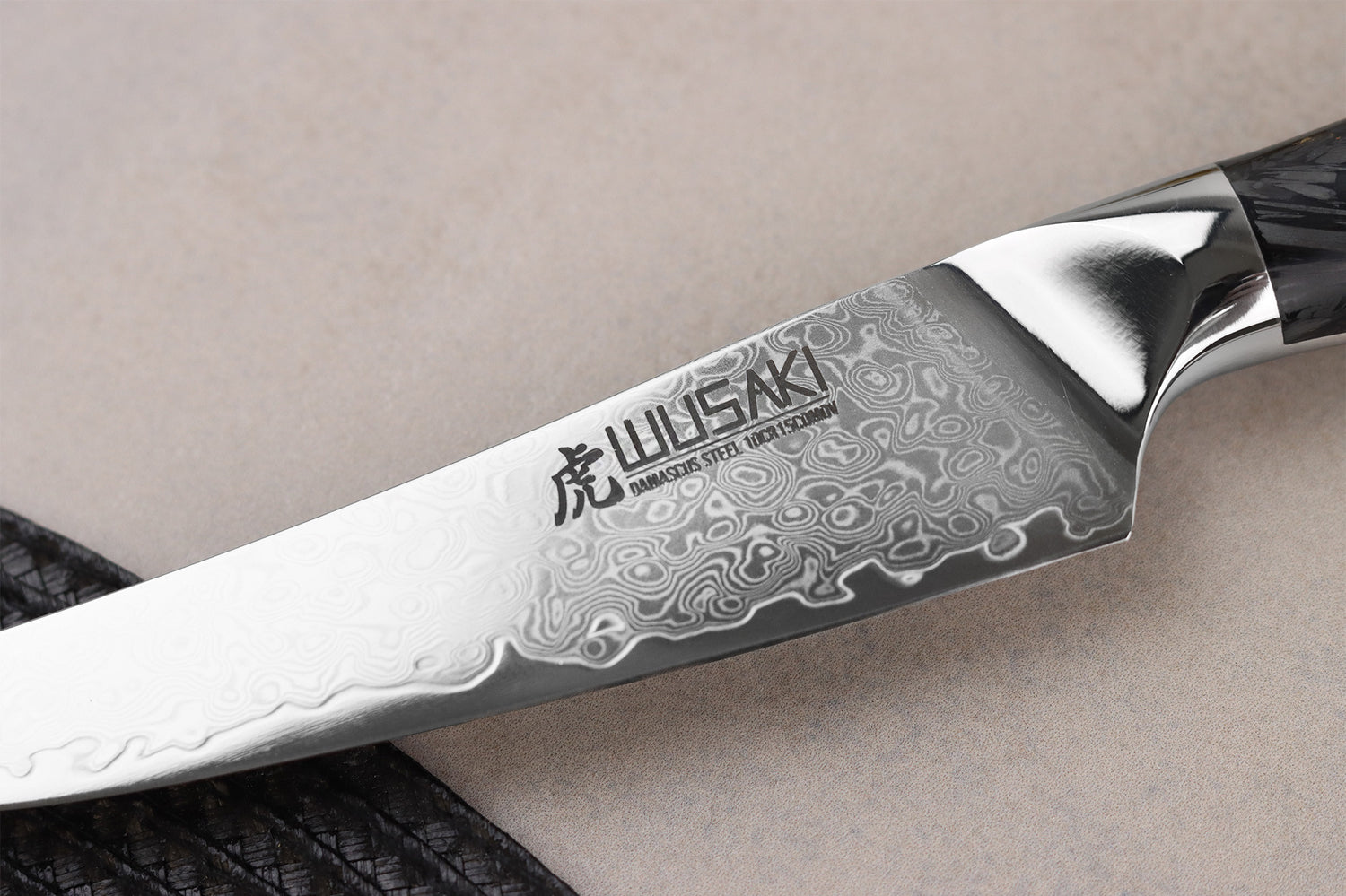 Couteau à steak Wusaki Sakin Damas 10Cr 13cm manche en fibre de carbone et feuille d'or