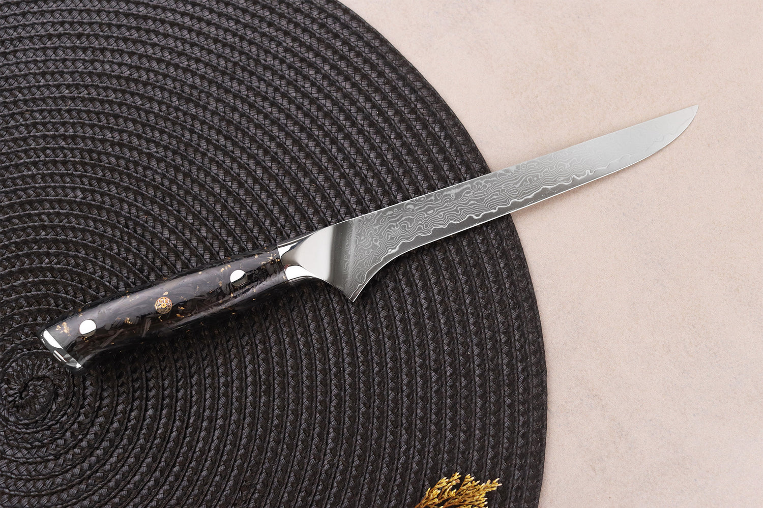 Couteau à désosser Wusaki Sakin Damas 10Cr 15cm manche en fibre de carbone et feuille d'or