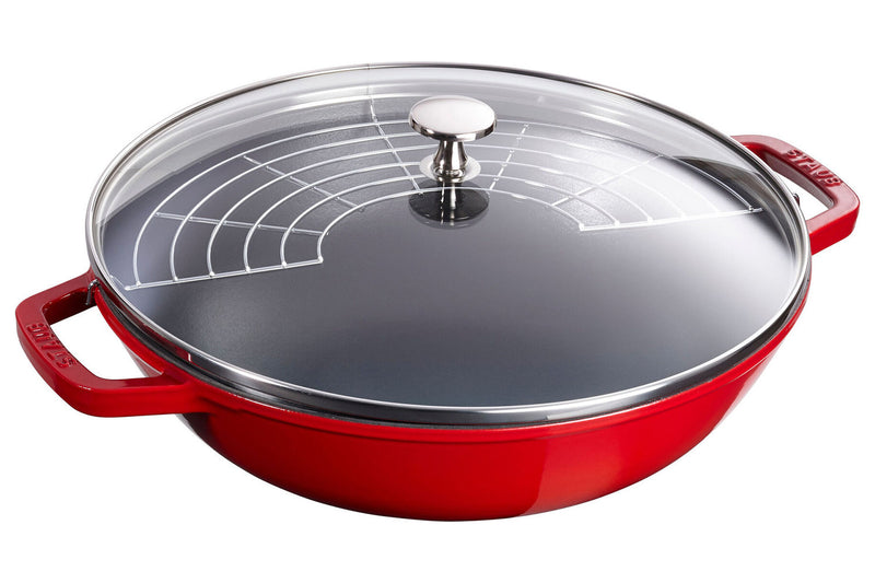 Wok Staub 30cm cerise en fonte émaillée avec couvercle en verre et grille en inox