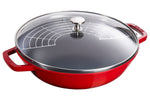 Wok Staub 30cm cerise en fonte émaillée avec couvercle en verre et grille en inox