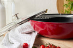 Wok Staub 30cm cerise en fonte émaillée avec couvercle en verre et grille en inox