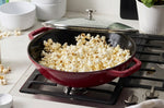 Wok Staub 30cm cerise en fonte émaillée avec couvercle en verre et grille en inox