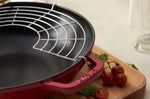 Wok Staub 30cm cerise en fonte émaillée avec couvercle en verre et grille en inox