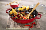 Wok Staub 30cm cerise en fonte émaillée avec couvercle en verre et grille en inox