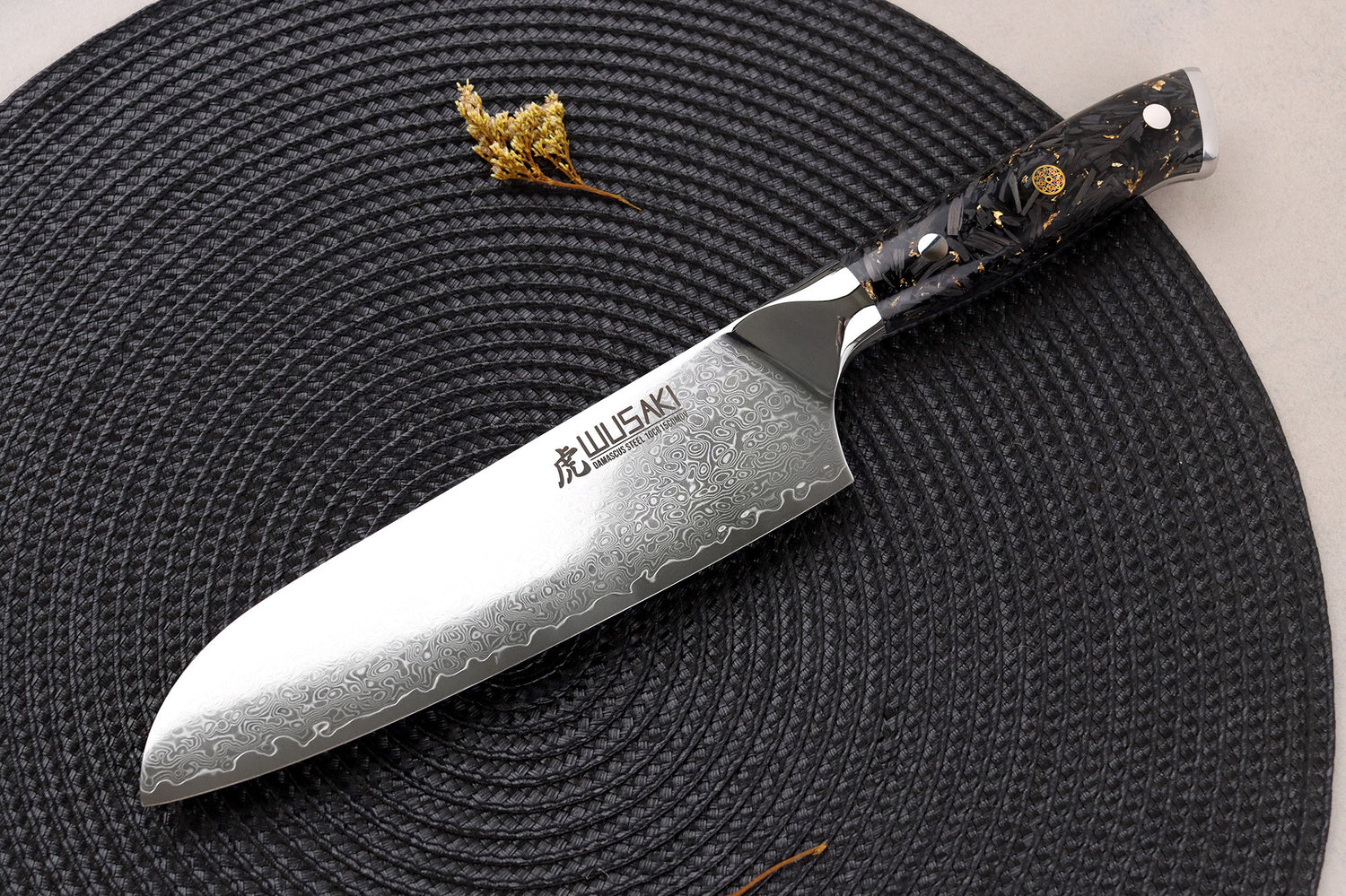 Couteau santoku Wusaki Sakin Damas 10Cr 17cm manche en fibre de carbone et feuille d'or