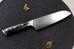 Couteau santoku Wusaki Sakin Damas 10Cr 17cm manche en fibre de carbone et feuille d'or