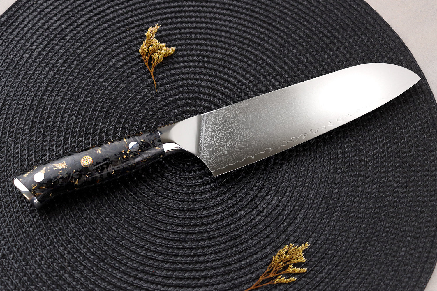 Couteau santoku Wusaki Sakin Damas 10Cr 17cm manche en fibre de carbone et feuille d'or