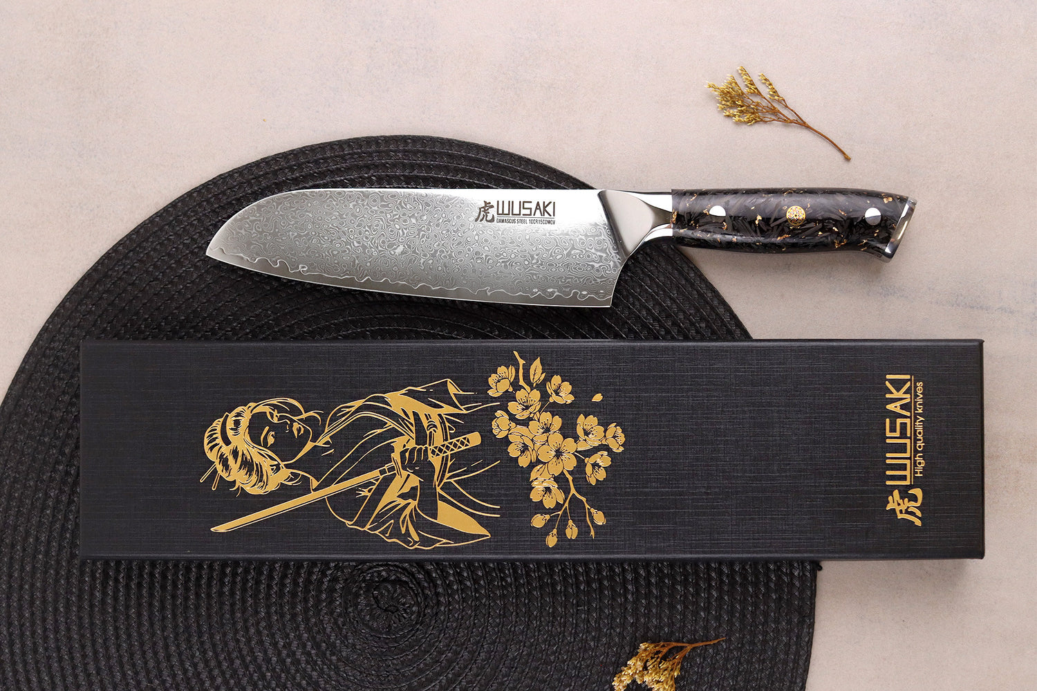 Couteau santoku Wusaki Sakin Damas 10Cr 17cm manche en fibre de carbone et feuille d'or