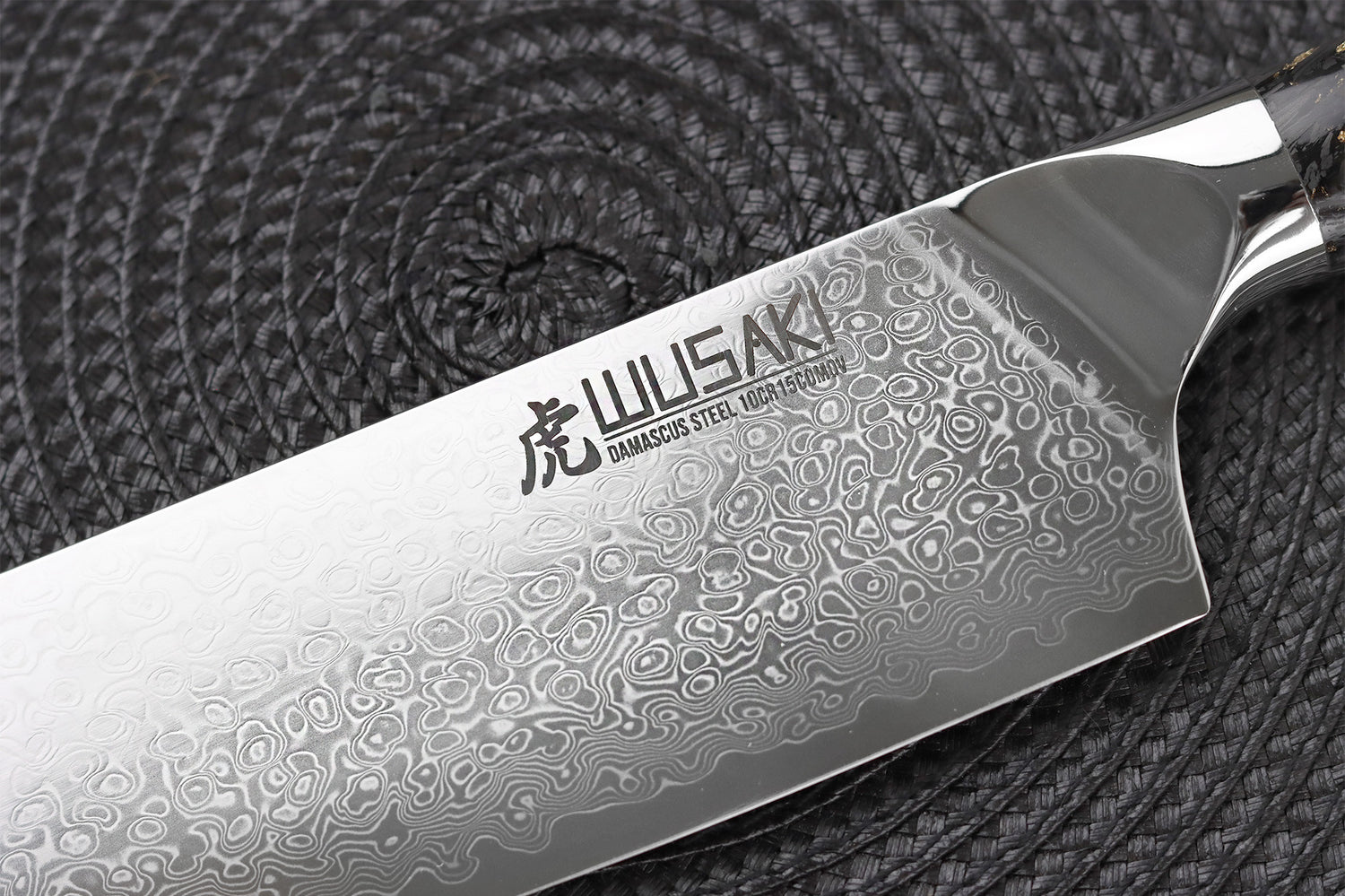 Couteau santoku Wusaki Sakin Damas 10Cr 17cm manche en fibre de carbone et feuille d'or