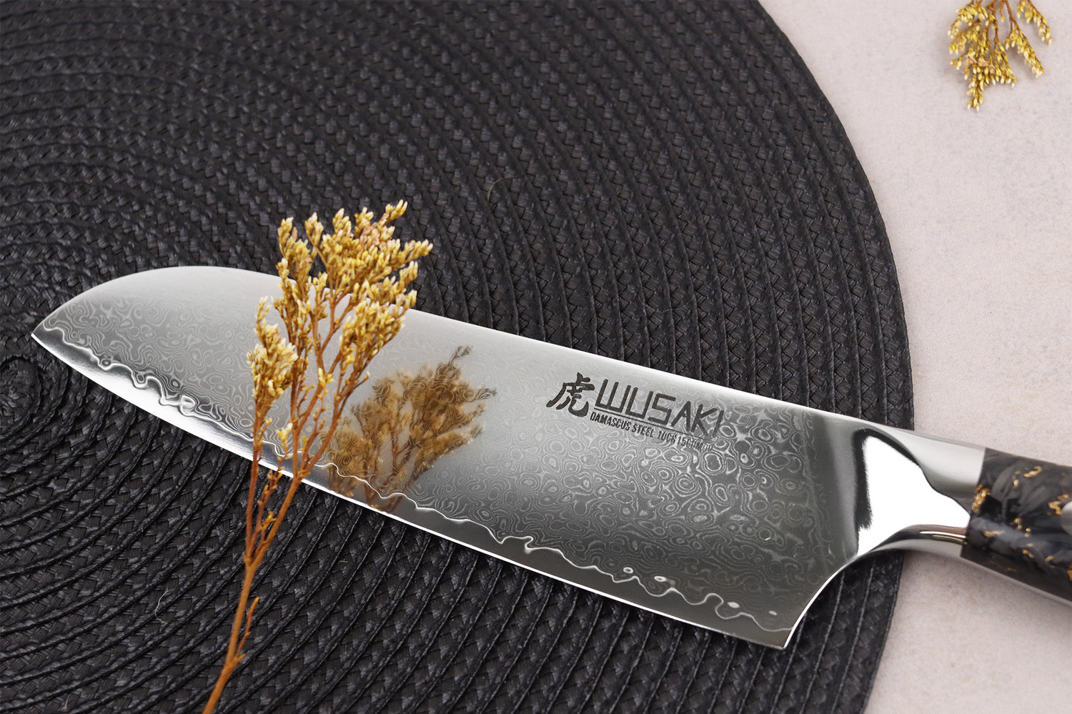 Couteau santoku Wusaki Sakin Damas 10Cr 17cm manche en fibre de carbone et feuille d'or