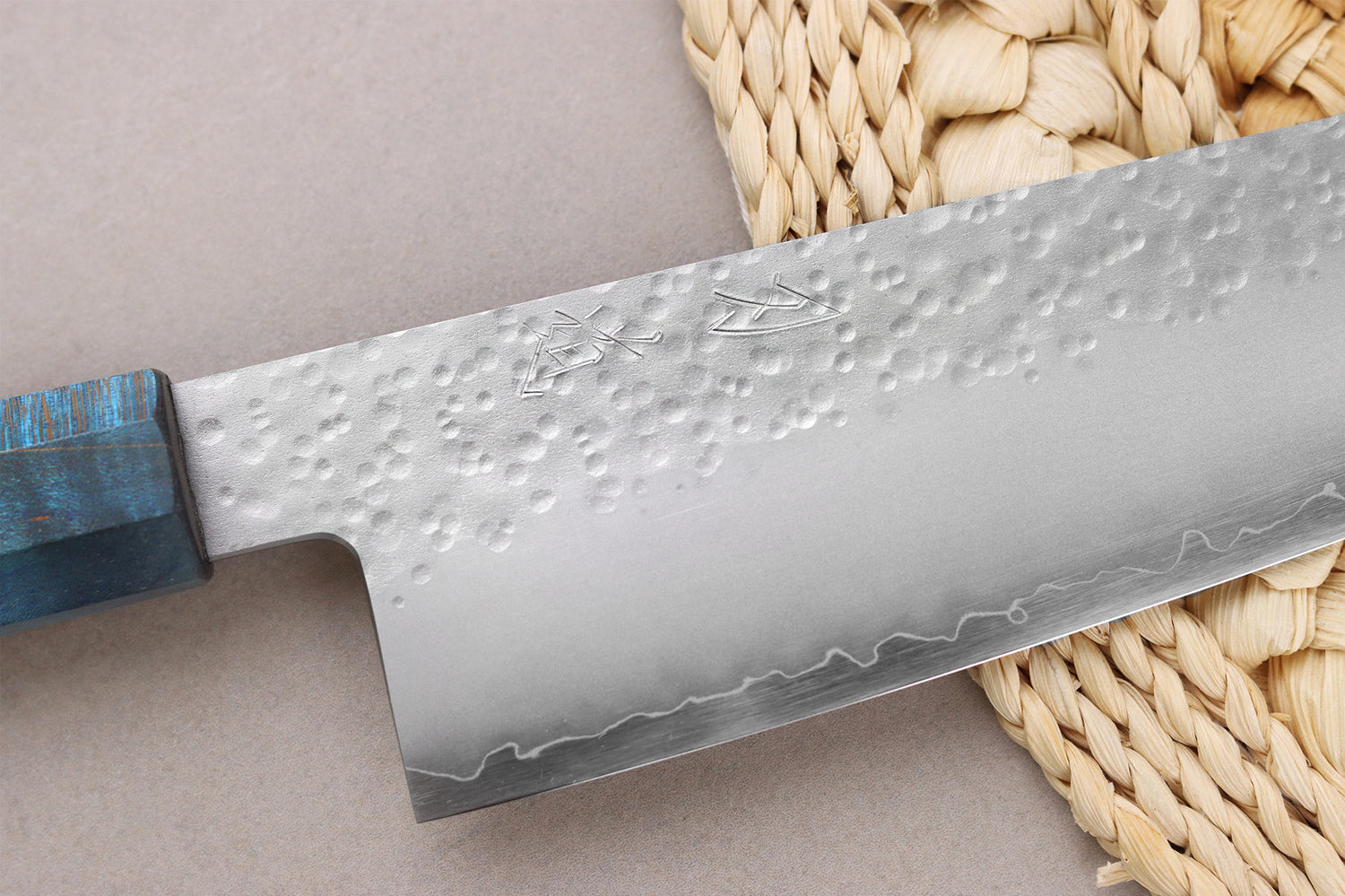 Couteau bunka 17cm japonais artisanal Hado Shiosai VG10 manche bleu
