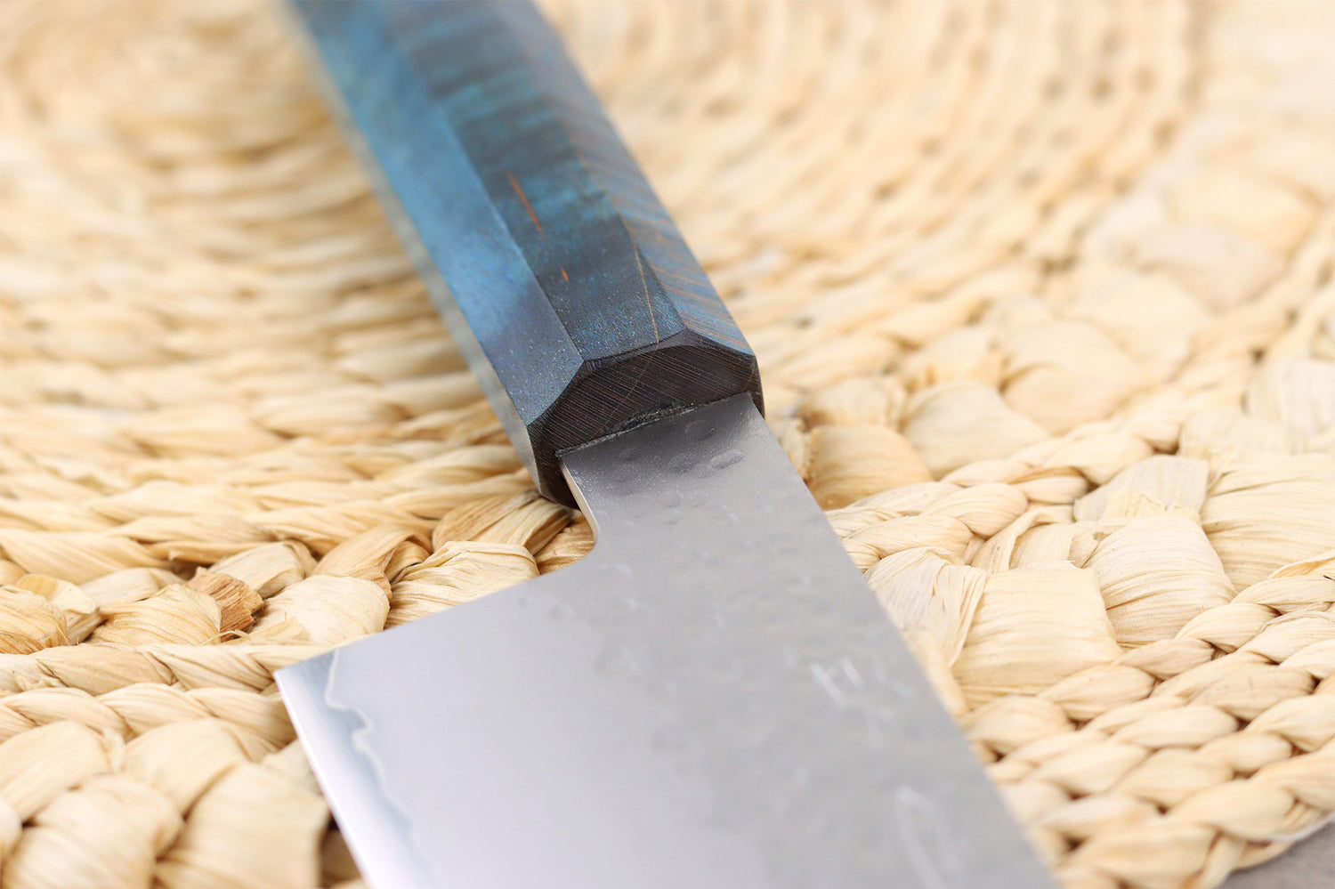 Couteau bunka 17cm japonais artisanal Hado Shiosai VG10 manche bleu