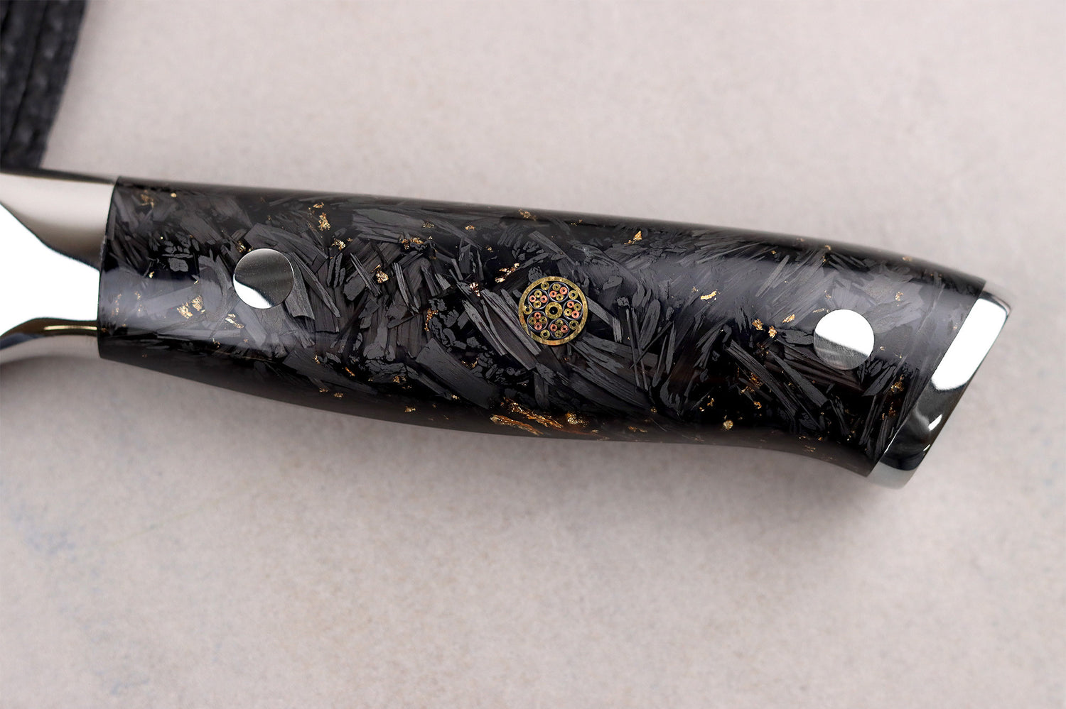 Couteau de chef Wusaki Sakin Damas 10Cr 20cm manche en fibre de carbone et feuille d'or