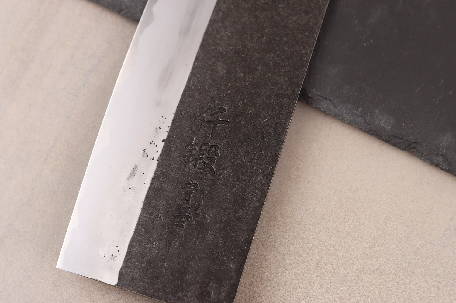 Couteau de chef chinois artisanal japonais 17cm Hatsukokoro Sentan Kurouchi Migaki en érable