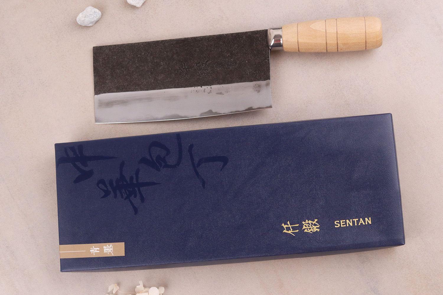 Couteau de chef chinois artisanal japonais 17cm Hatsukokoro Sentan Kurouchi Migaki en érable
