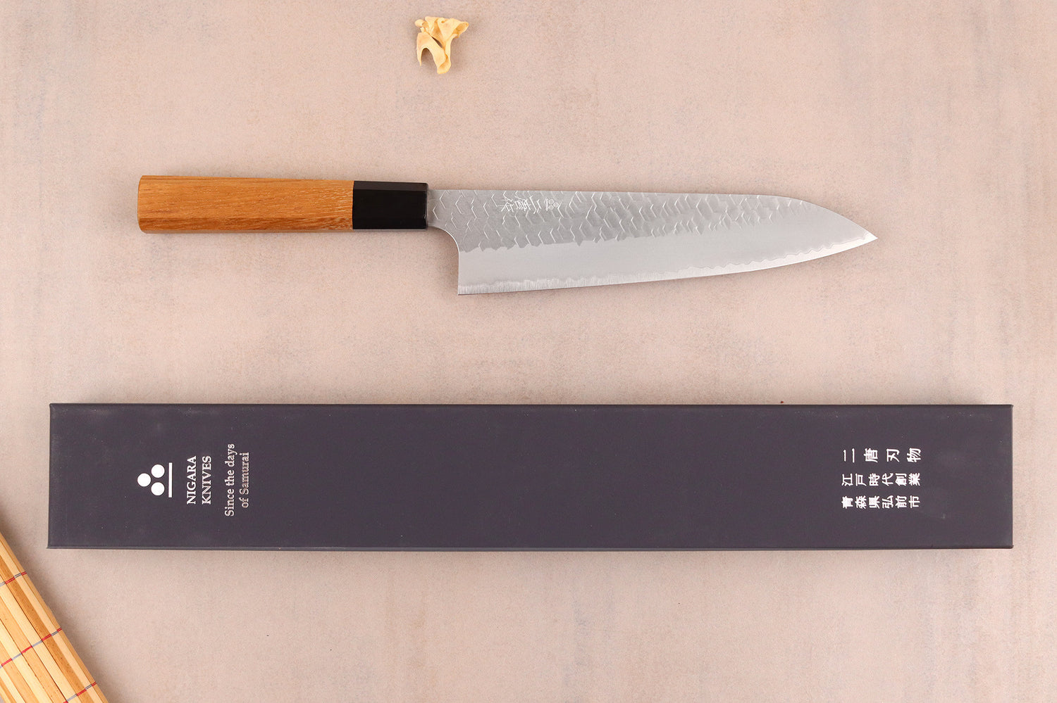 Couteau de chef 20cm japonais artisanal Nigara Hamono Migaki Tsuchime SG2 teck