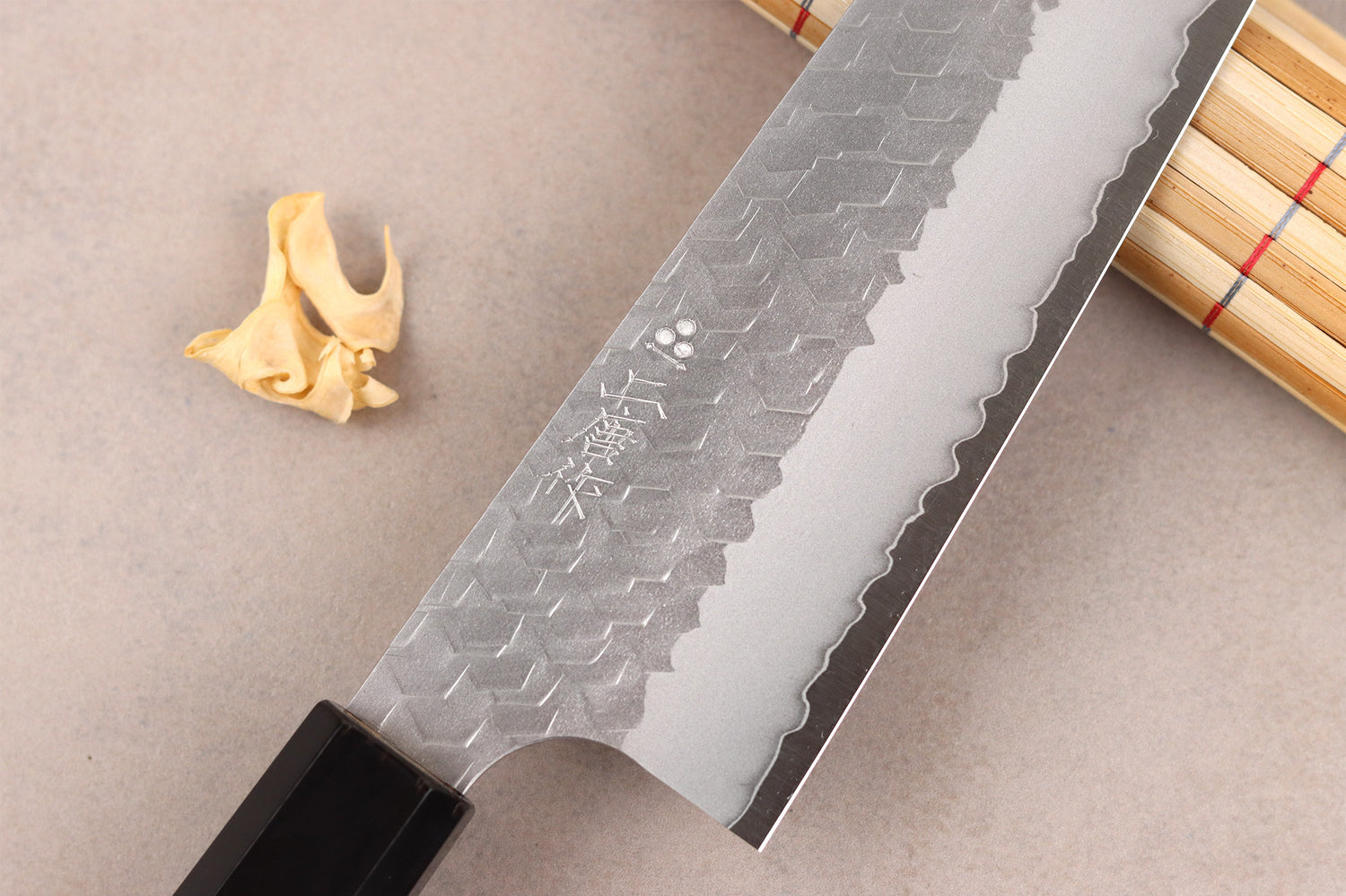 Couteau de chef 20cm japonais artisanal Nigara Hamono Migaki Tsuchime SG2 teck