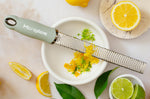 Râpe-zesteur Microplane Premium Classic Vert Sauge - 20,3cm
