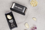 Coupe-ail Microplane noir avec grattoir