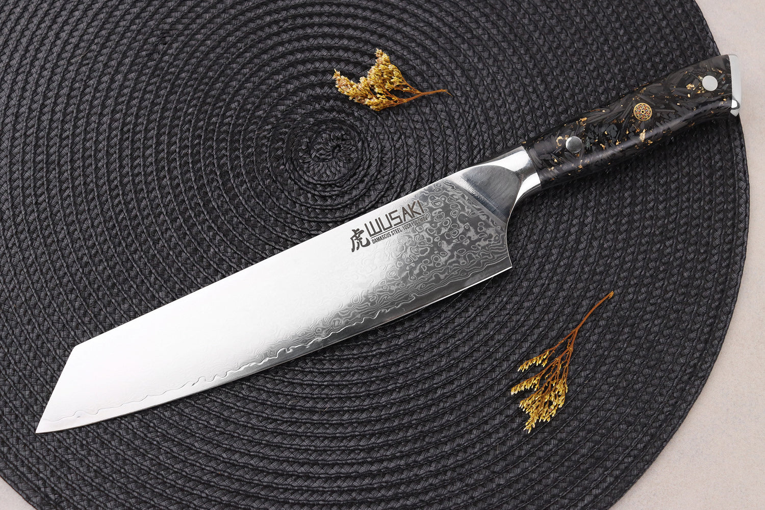 Couteau kiritsuke Wusaki Sakin Damas 10Cr 20cm manche en fibre de carbone et feuille d'or