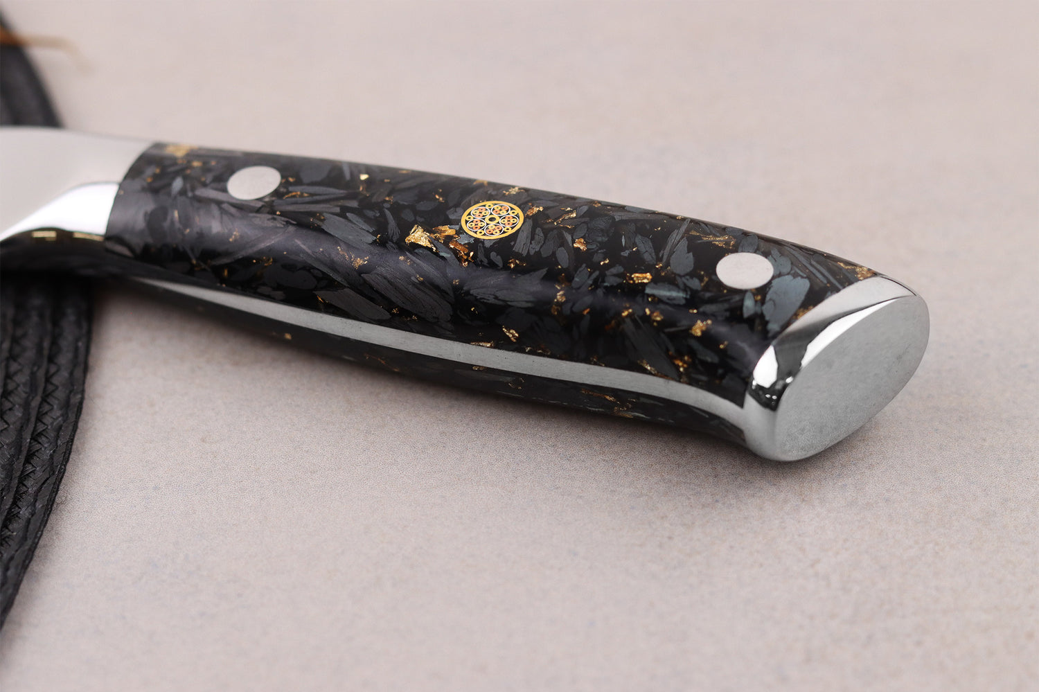 Couteau de boucher Wusaki Sakin Damas 10Cr 22cm manche en fibre de carbone et feuille d'or