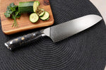 Couteau santoku Wusaki Sakin Damas 10Cr 17cm manche en fibre de carbone et feuille d'or