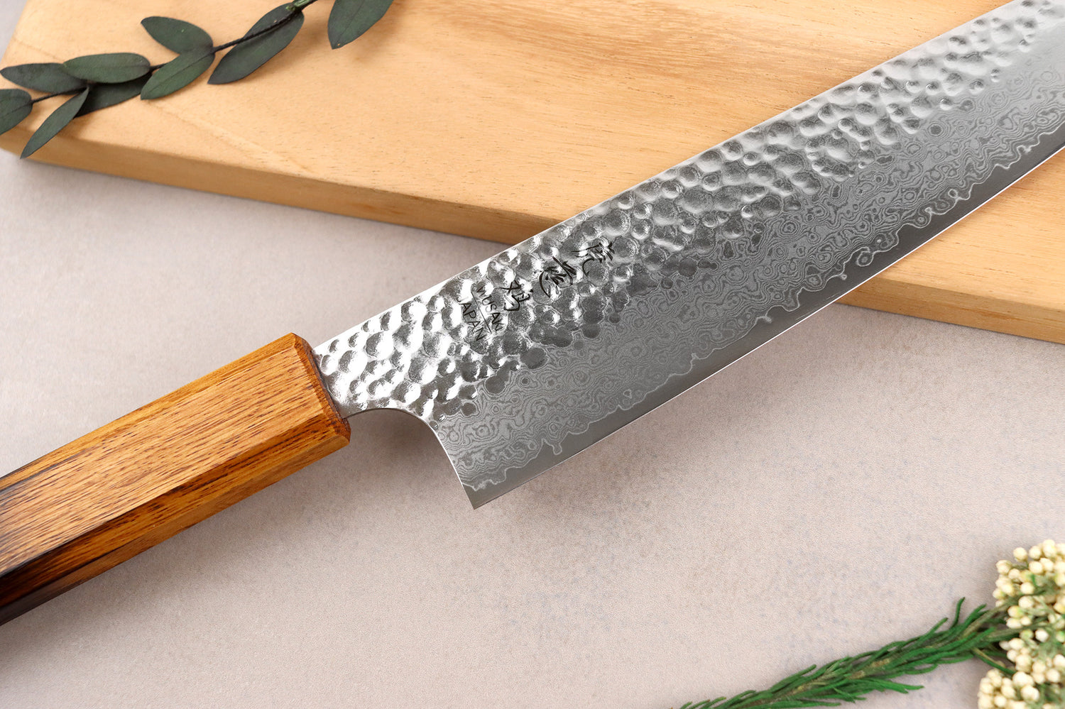 Couteau de chef 20cm japonais artisanal Wusaki Yaketa VG10 damas chêne brûlé