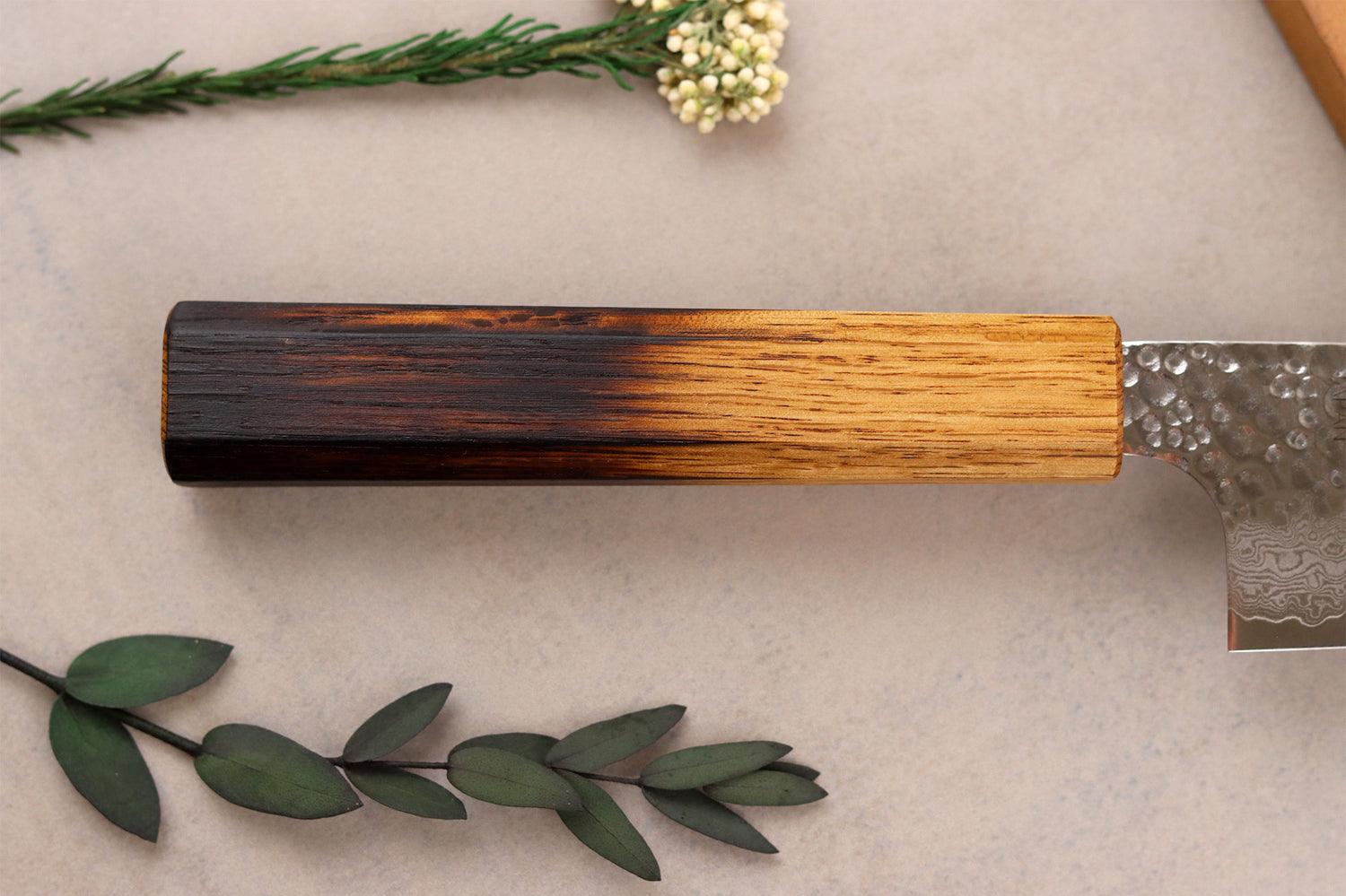 Couteau santoku 17cm japonais artisanal Wusaki Yaketa VG10 damas chêne brûlé