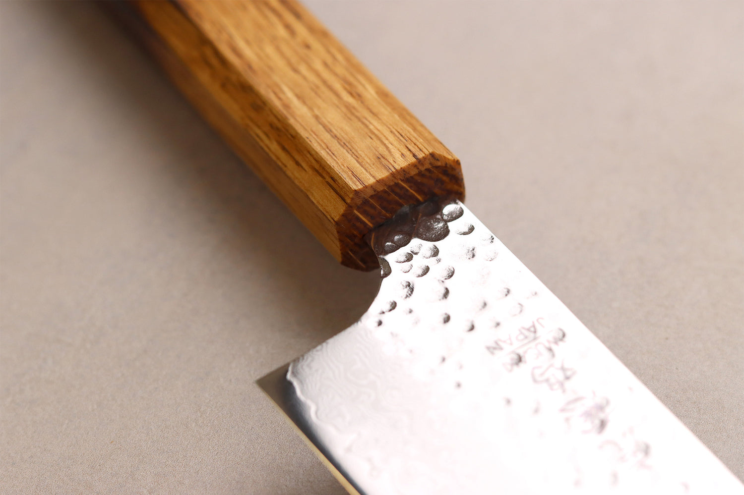 Couteau santoku 17cm japonais artisanal Wusaki Yaketa VG10 damas chêne brûlé