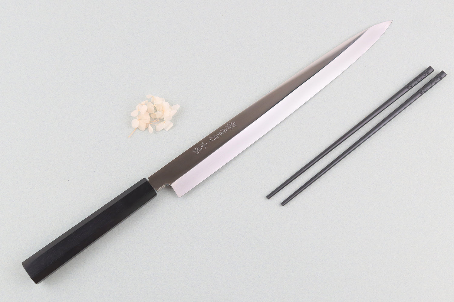 Couteau fuguhiki 33cm Sakai Takayuki BS2 Honyaki poli miroir en ébène et saya en magnolia noir