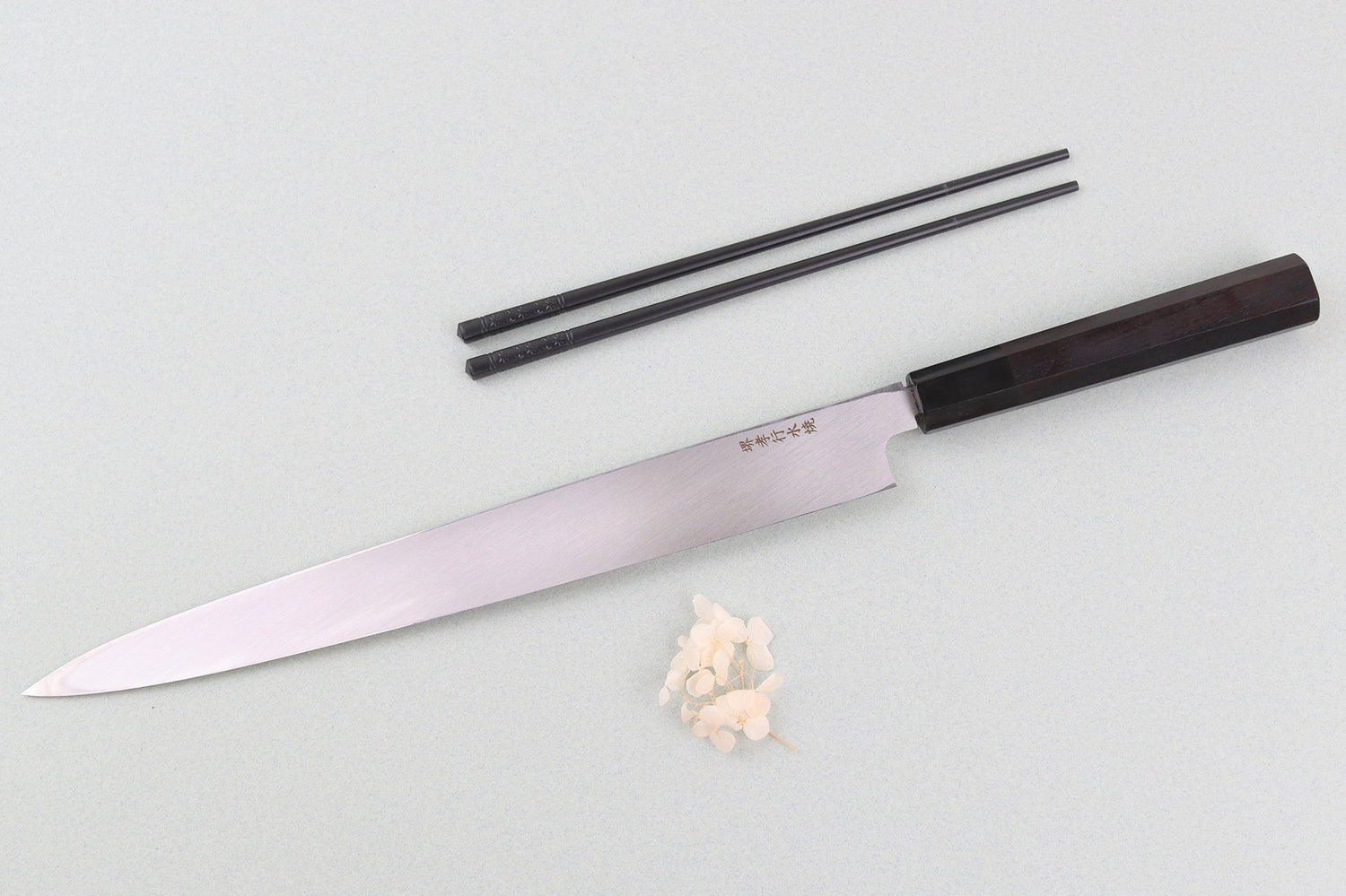 Couteau fuguhiki 33cm Sakai Takayuki BS2 Honyaki poli miroir en ébène et saya en magnolia noir