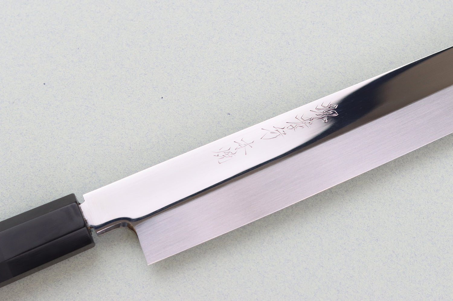 Couteau fuguhiki 33cm Sakai Takayuki BS2 Honyaki poli miroir en ébène et saya en magnolia noir