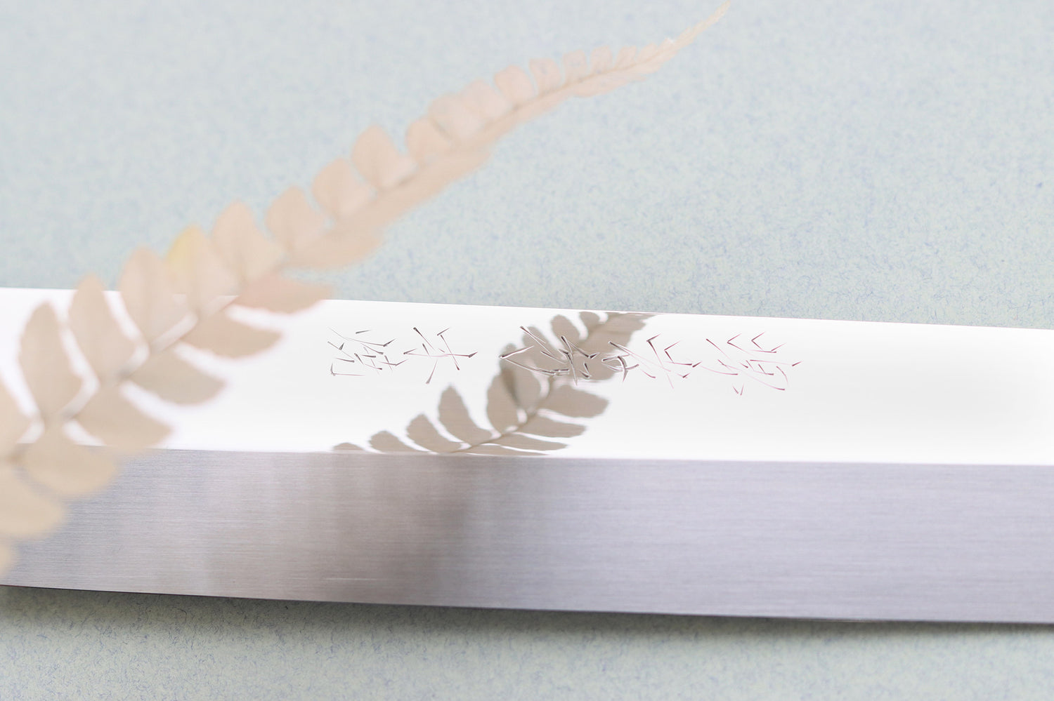Couteau fuguhiki 33cm Sakai Takayuki BS2 Honyaki poli miroir en ébène et saya en magnolia noir
