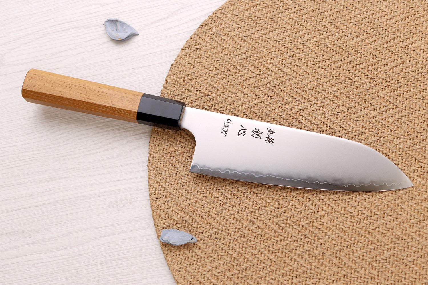 Couteau santoku 16,5cm japonais artisanal Hatsukokoro Chromax manche en teck