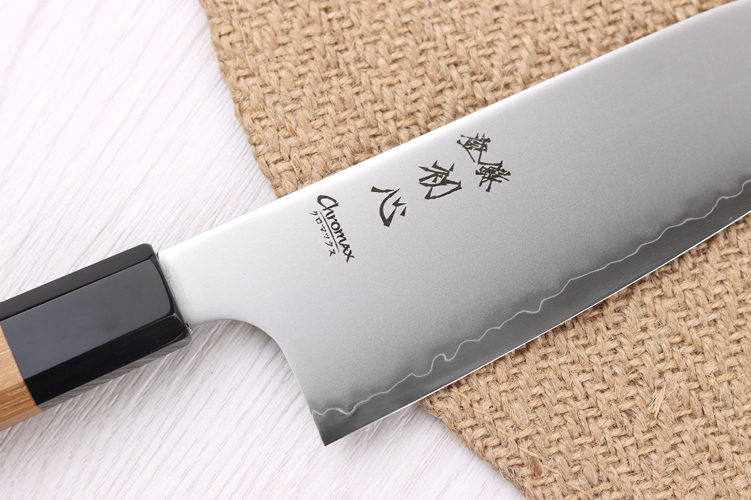 Couteau santoku 16,5cm japonais artisanal Hatsukokoro Chromax manche en teck