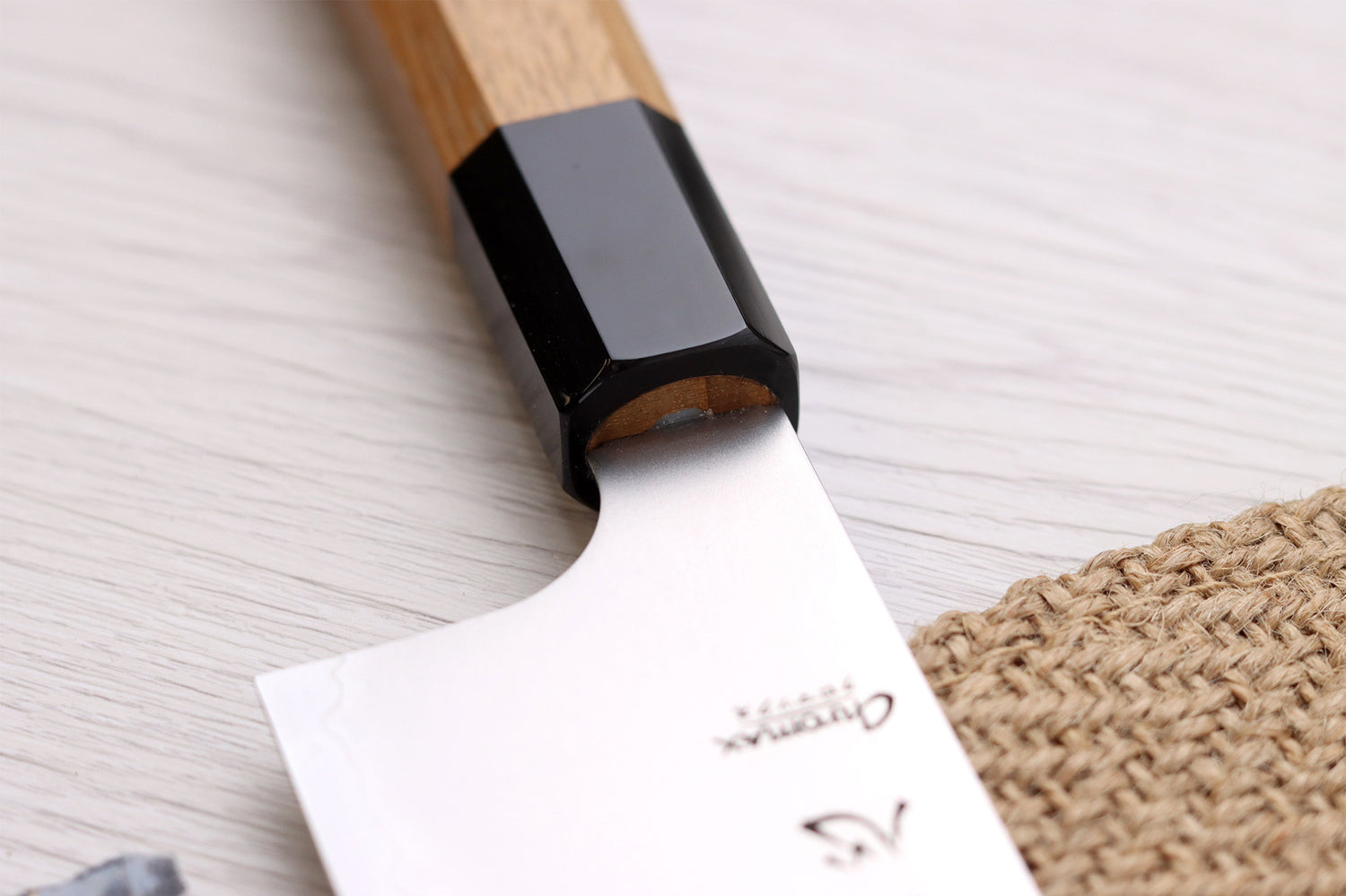 Couteau santoku 16,5cm japonais artisanal Hatsukokoro Chromax manche en teck