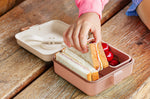Boîte à sandwich enfant Monbento Snacky avec couverts rose léopard