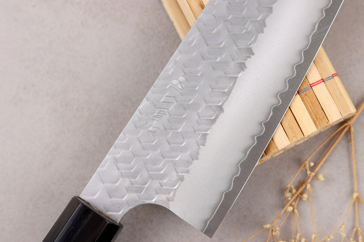 Couteau santoku 17cm japonais artisanal Nigara Hamono Migaki Tsuchime SG2 teck