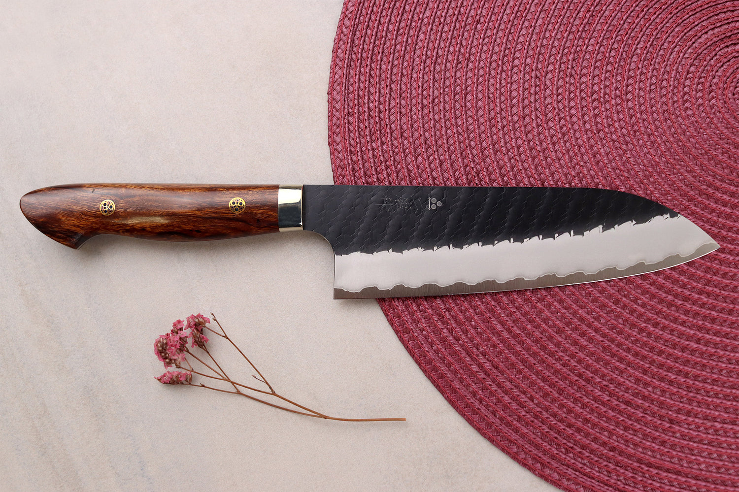 Couteau santoku 17cm japonais artisanal Nigara Hamono Black Tsuchime SG2 manche bois de fer