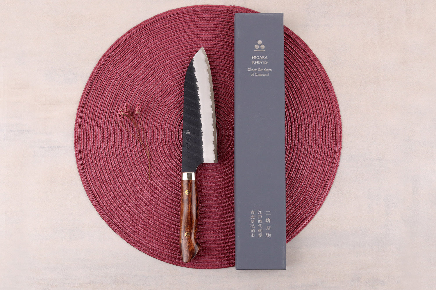 Couteau santoku 17cm japonais artisanal Nigara Hamono Black Tsuchime SG2 manche bois de fer