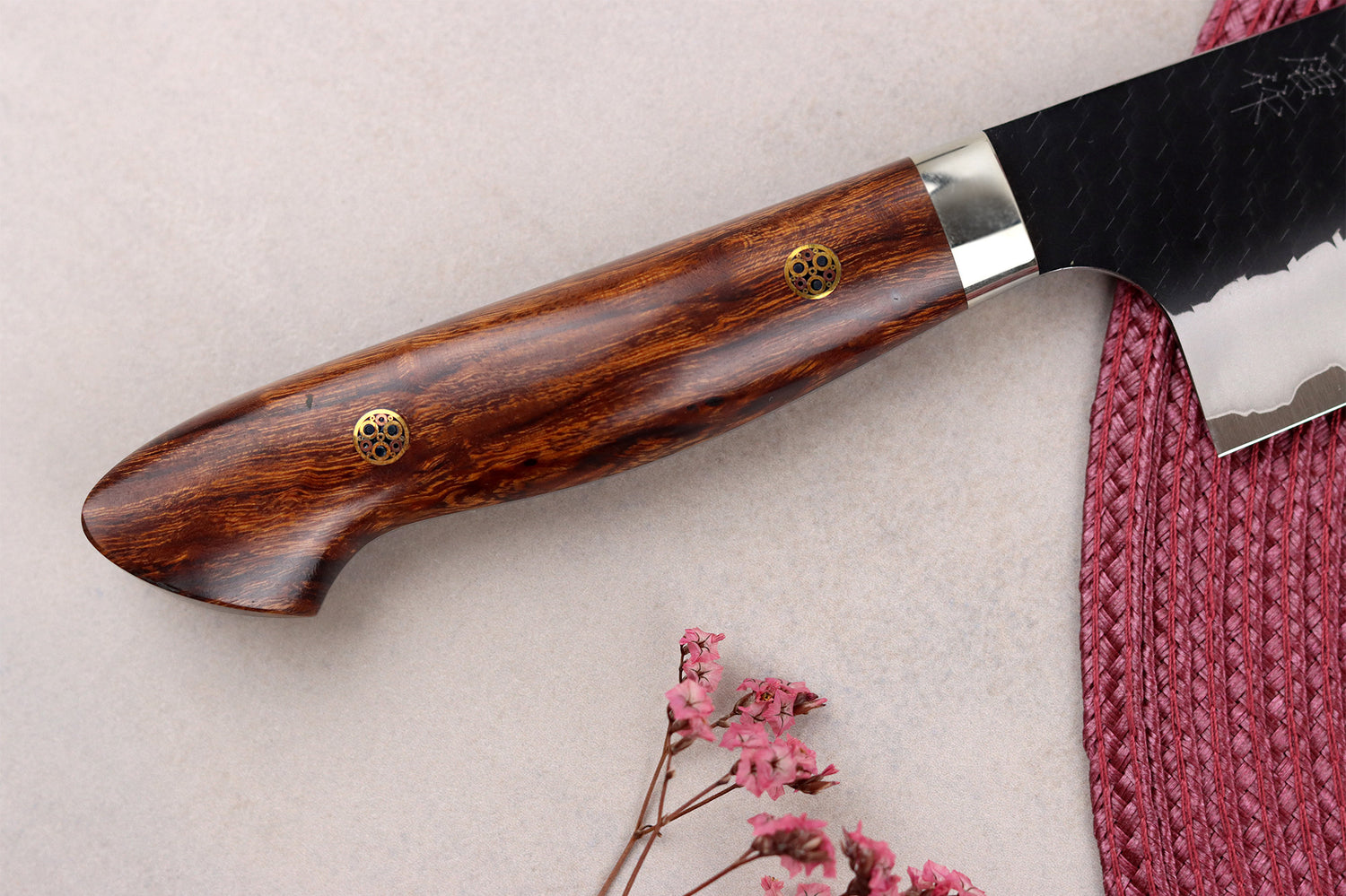 Couteau santoku 17cm japonais artisanal Nigara Hamono Black Tsuchime SG2 manche bois de fer