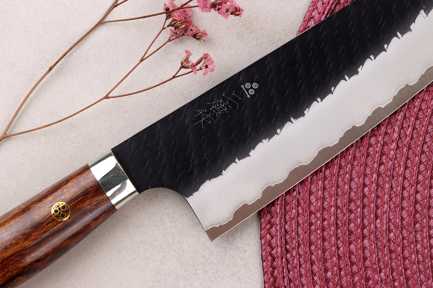 Couteau santoku 17cm japonais artisanal Nigara Hamono Black Tsuchime SG2 manche bois de fer